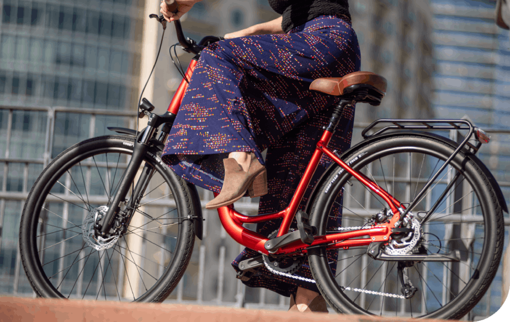Kvinna cykelpendlar på röd cykel